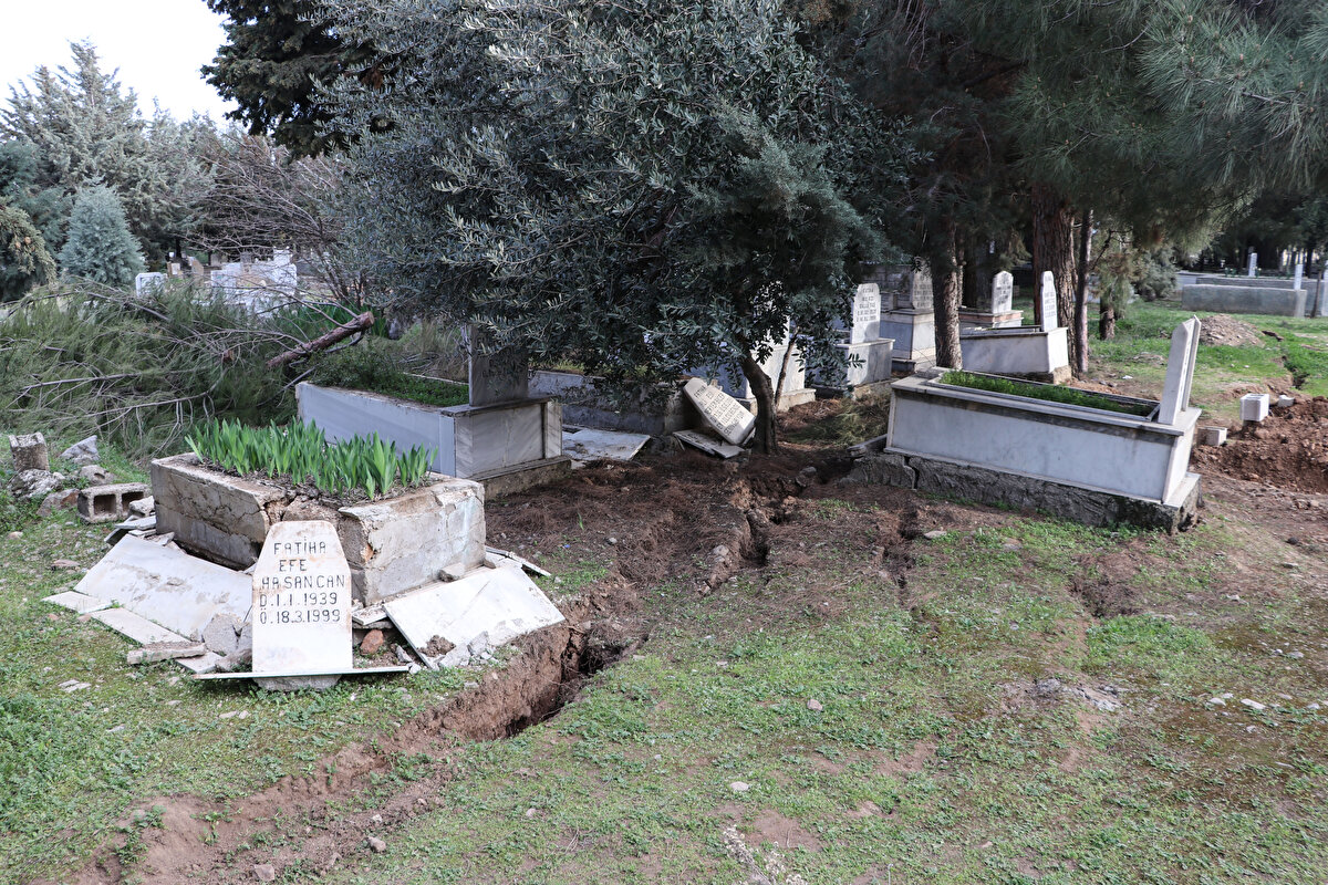 Depremin mahallede binalara, yollara ve mezarlığa zarar verdiğini anlatan Gül, "Depremin ardından gündüz olduktan sonra sağa sola baktım. Mezarlıktaki kabirler havada, yollar yarılmış, topraklar havaya kalkmış. Mezarlıkların bu şekilde olması çok üzdü, böyle bir şey yaşamadık" dedi.<br>
