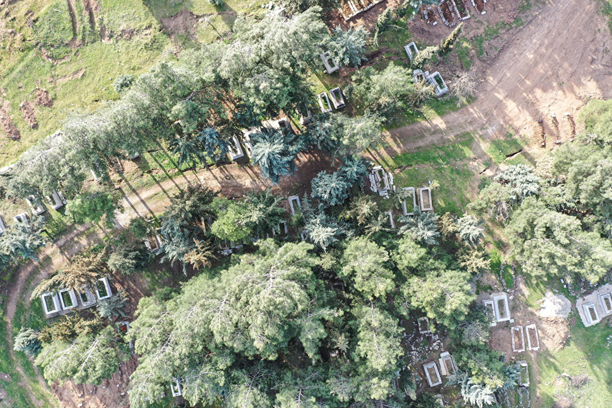 Pazarcık ve Elbistan merkezli, 7,7 ve 7,6 büyüklüğündeki depremler, etkili olduğu alanlarda yapıların yanı sıra toprağın yüzeyde de tahribata yol açtı.<br>