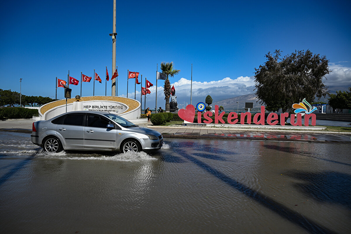 Öte yandan, Kahramanmaraş merkezli 6 Şubat'taki depremlerin ardından kıyı bandının zarar gördüğü ilçede lodosun etkisiyle yükselen deniz sularının caddelere kadar gelmesi nedeniyle belediye ekipleri çalışma yapıyor.<br>
