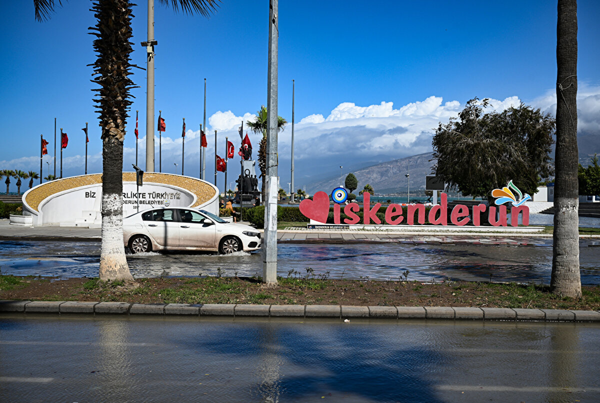 Limana demirleyen balıkçı teknelerinden bazıları lodos nedeniyle battı.