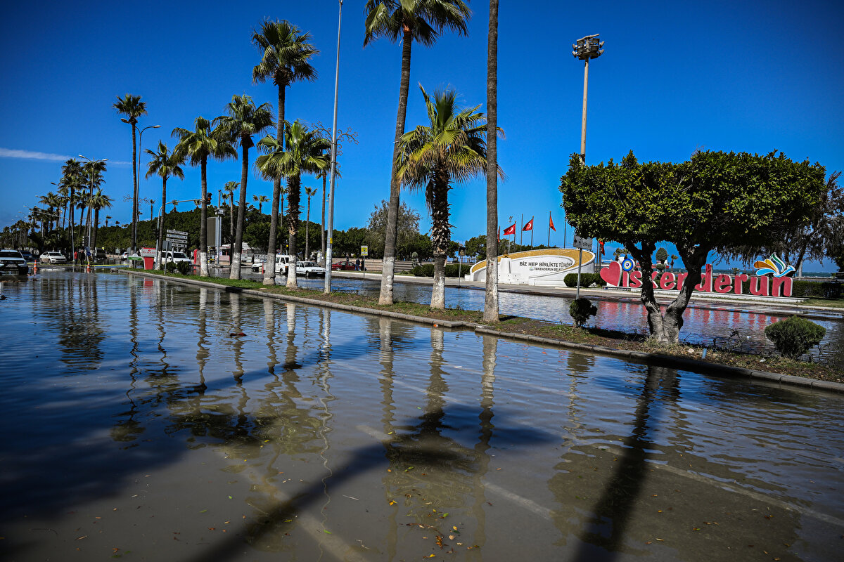 Teknelerin yanındaki bir tırın da suyun içinde olduğu görüldü.<br>
