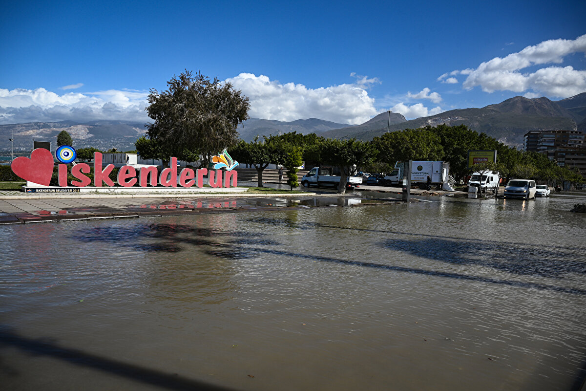 İskenderun Belediyesi ekiplerinin bölgedeki çalışması sürüyor.<br>