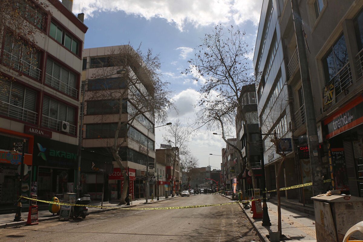 Kahramanmaraş'ın Elbistan ve Pazarcık'ta meydana gelen 7.7 ve 7.6 büyüklüğünde iki depremden en çok etkilenen iller arasında yer alan Adıyaman'da Atatürk Caddesi üzerinde bulunan 5 katlı ağır hasarlı binanın sallandığı ihbarı üzerine polis harekete geçti.