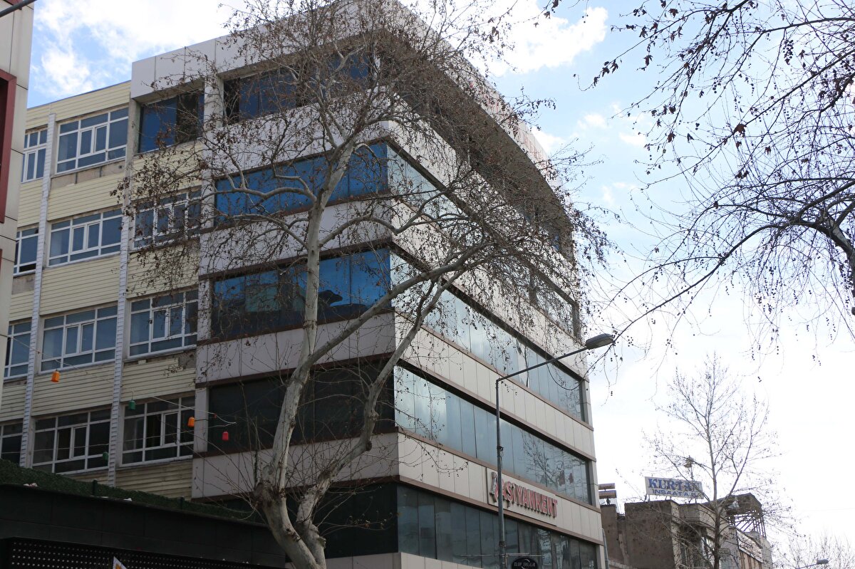 Bölgeye gelen polis ekipleri caddeyi araç ve yaya trafiğine kapatarak güvenlik şeridi çekti. Vatandaşların geçişine izin verilmezken AFAD ekipleri dron ile havadan kontrol etti.