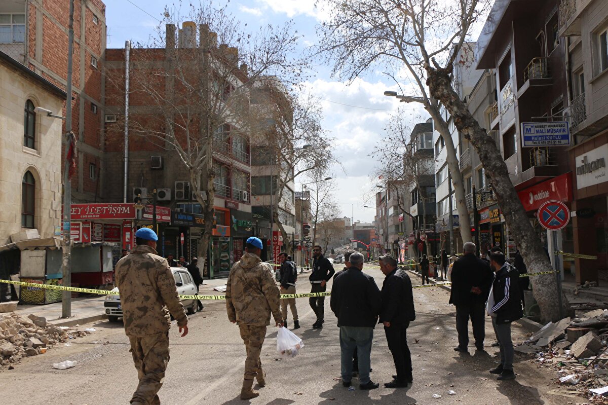 Cadde üzerindeki 5 katlı binanın bulunduğu alana polis, itfaiye ve sağlık görevlileri sevk edildi.