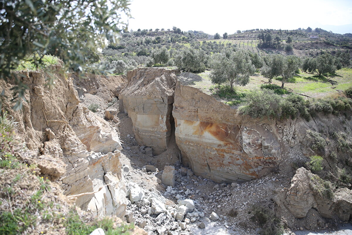 Büyüklükleri 7,7 ve 7,6 olan 6 Şubat depremlerinde, Defne ilçesine bağlı Çınarlı mahallesindeki arazinin farklı noktalarında oluşan zemin kayması nedeniyle derinlerdeki killi toprak yapısı ortaya çıktı.<br>
