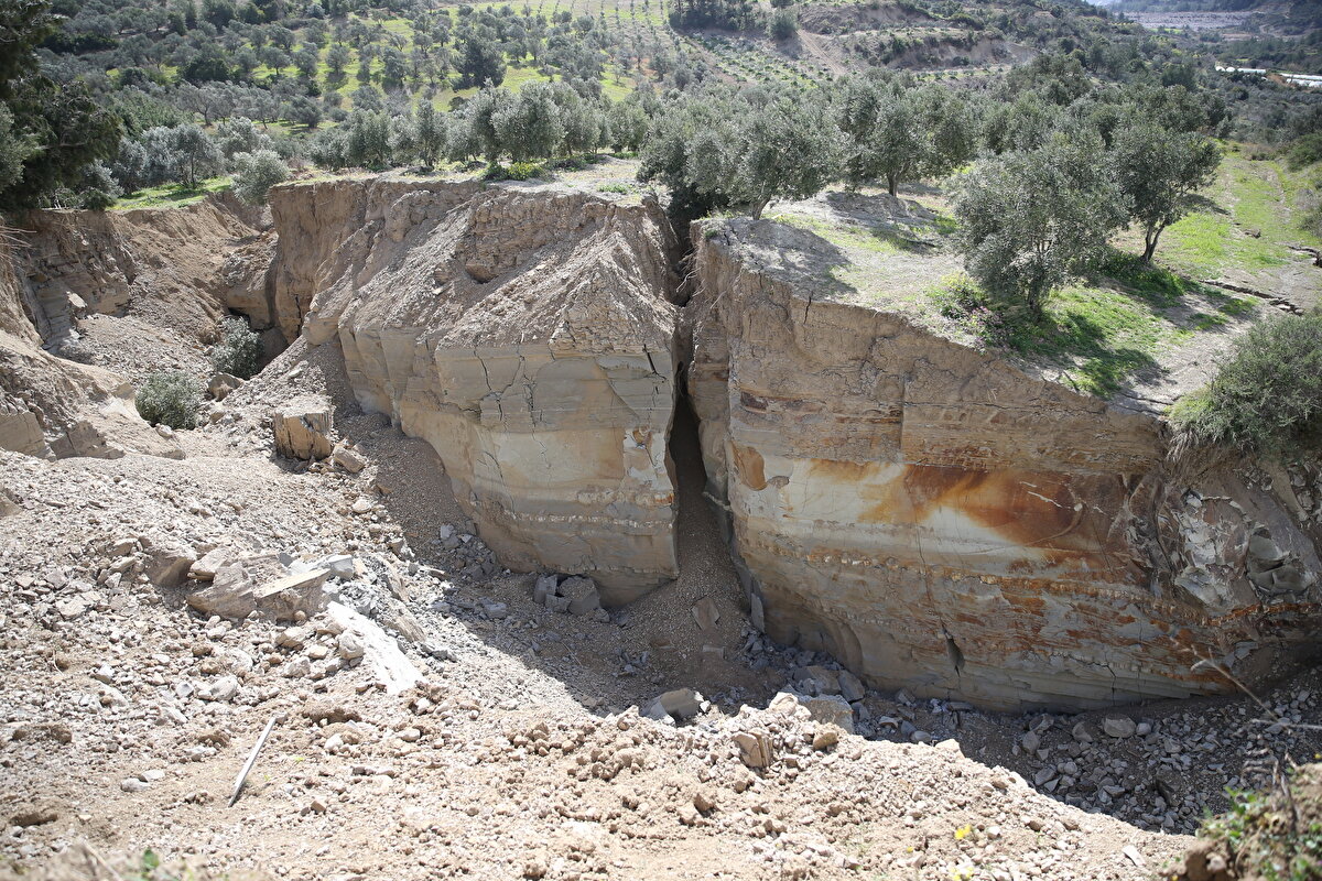 Farklı noktalarda benzer toprak kaymalarının yaşandığını, büyük bir tehlike atlattıklarını belirten Akınay, "Bu tarla birleşikti, daha önce çok geldim. Buralarda zeytin hasadına geliyorduk. Tarla böyle değildi. Ağaçlar birleşikti, şimdi hepsi yamulmuş. Müthiş bir boşluk oluşmuş. Sanki beton dökülmüş gibi bir zemin var" şeklinde konuştu.<br>