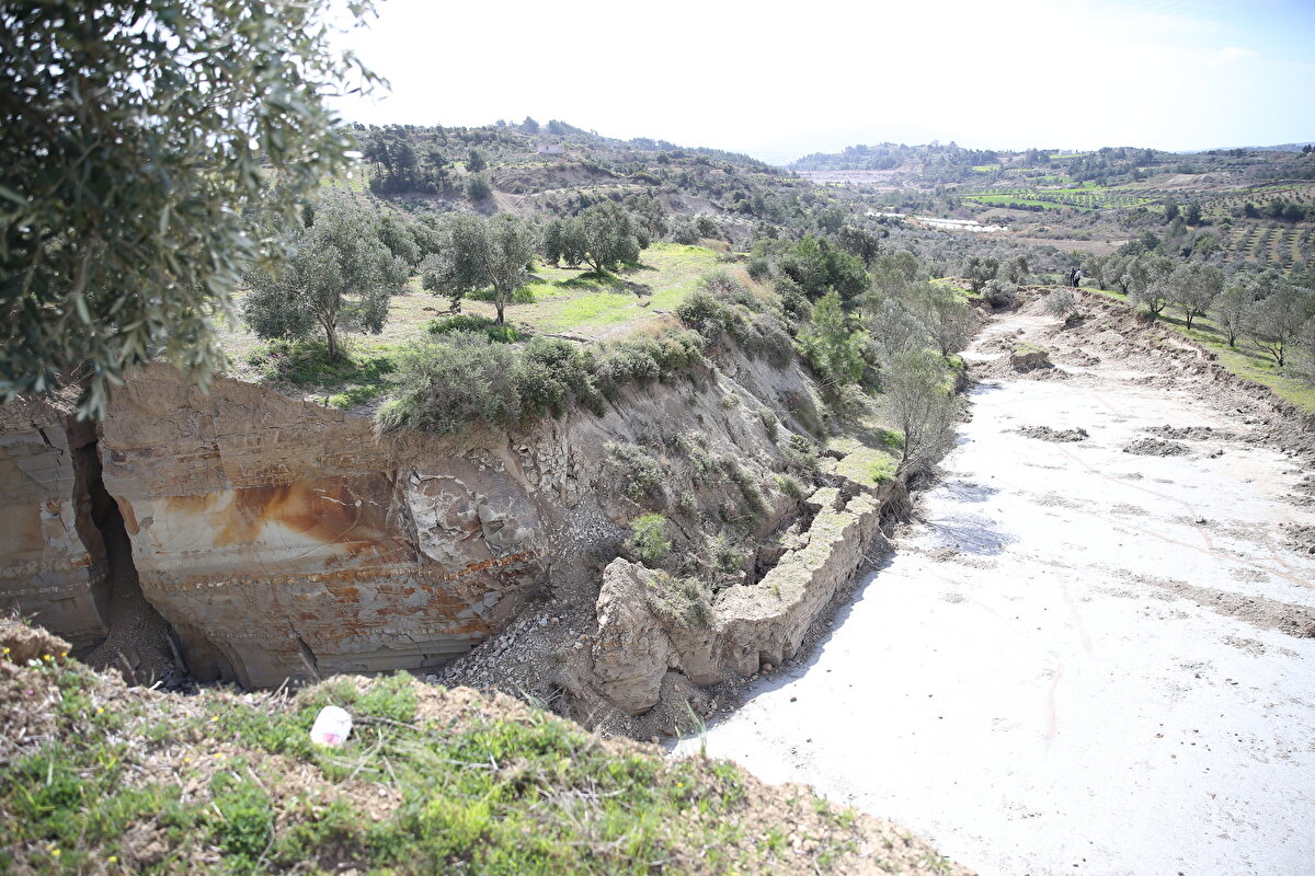 Akınay bölgedeki toprağın altındaki kil katmanını ilk defa gördüklerini ifade etti.<br>