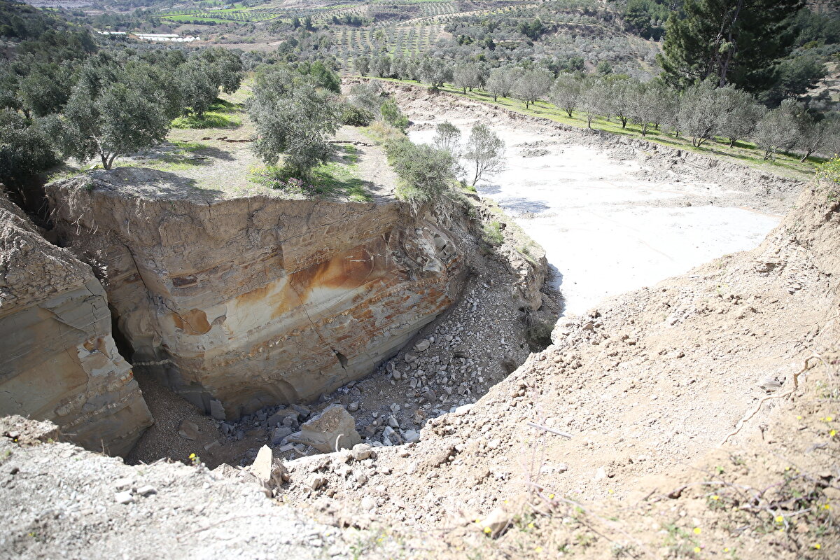 Mahalle sakinlerinden Emrah Akınay da tarlaya gelip baktıklarında arazinin birbirinden ayrıldığını gördüklerini, zeytinlikte daha önce benzer bir göçükle karşılaşmadıklarını kaydetti.<br>