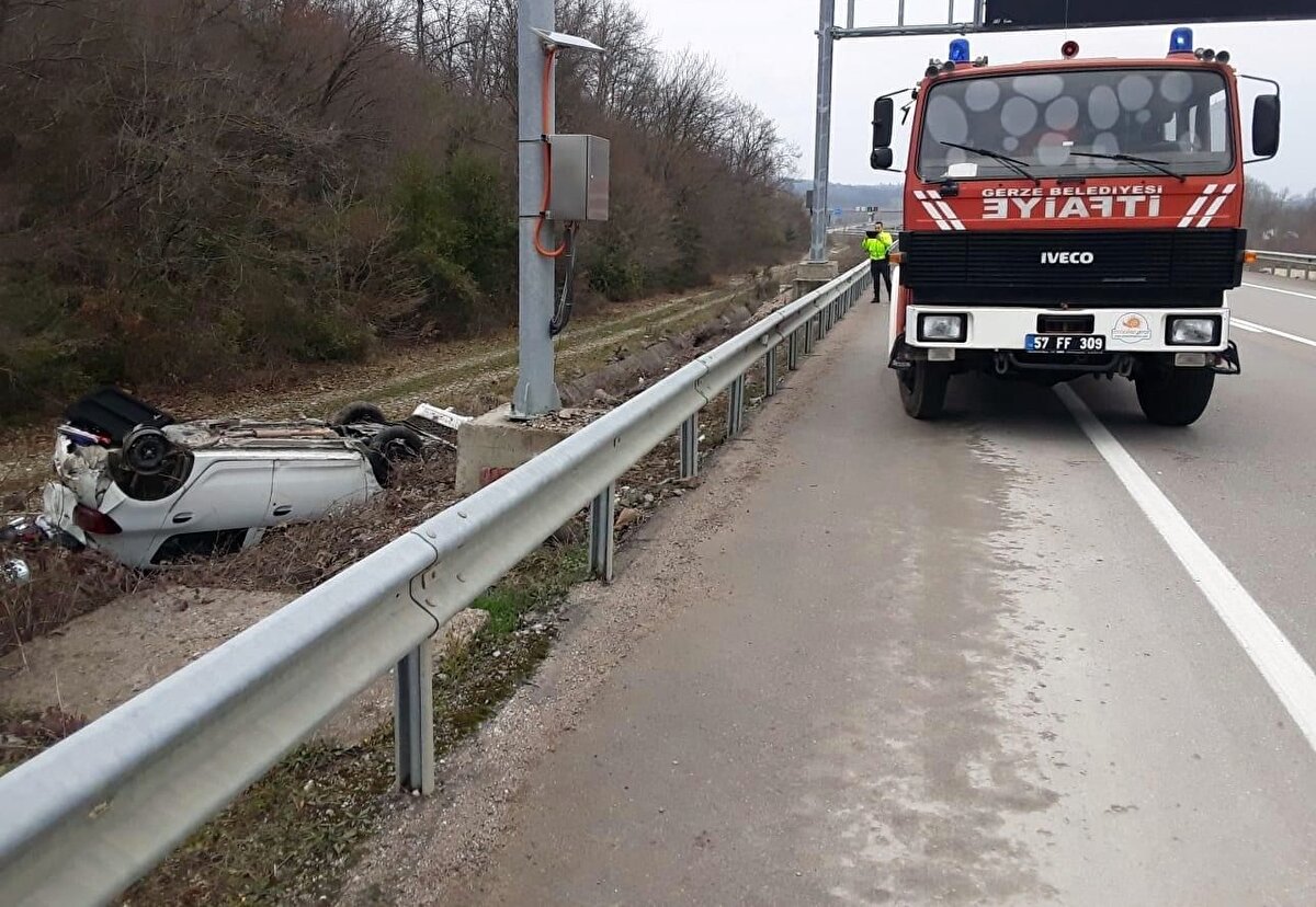 İhbar üzerine olay yerine sevk edilen itfaiye ekiplerince araçtan çıkarılan N.Ö. ile 9 yaşındaki kızı D.Z.Ö. sağlık ekiplerince Sinop Atatürk Devlet Hastanesi'ne kaldırıldı.<br>