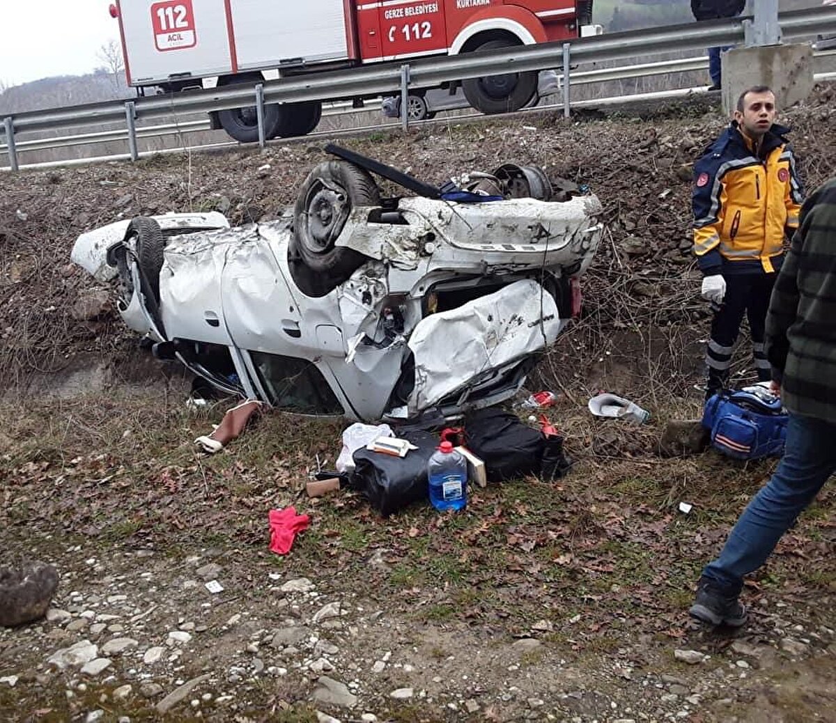 N.Ö. idaresindeki 34 FBK 484 plakalı otomobil, Sinop-Gerze yolu Boyabat ilçesi yol ayrımında kontrolden çıkarak bariyerlere çarptı. Çarpmanın etkisiyle savrulan otomobil yol kenarındaki su kanalına devrildi.