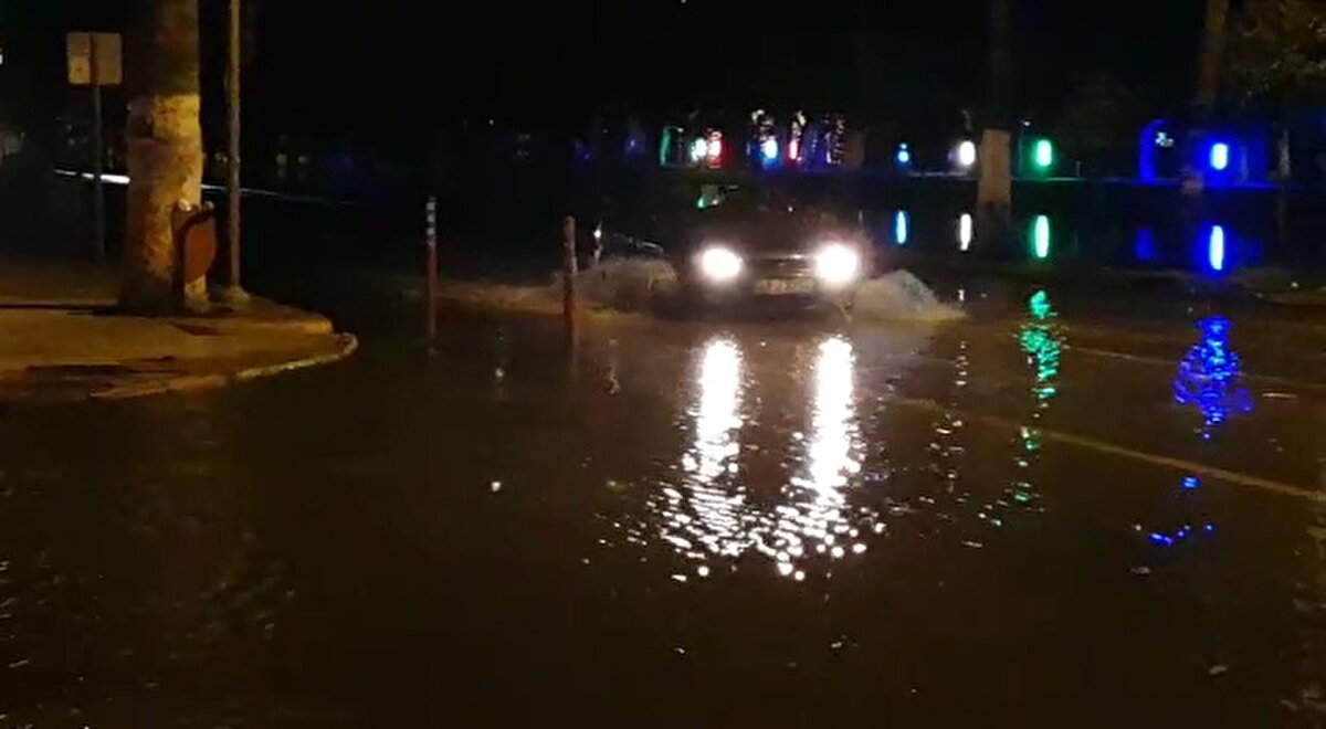 Deniz suyunun yükselmesi sonucu balıkçı barınağından başlayarak birkaç yüz metre çevresinde baskınlar oluştu.