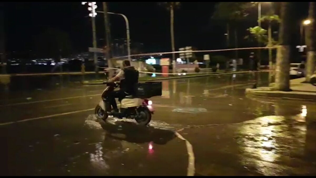 Kahramanmaraş merkezli depremler nedeniyle İskenderun'un bazı bölgelerinde yarık ve göçüklerin oluştuğu caddeler, polis ekipleri tarafından güvenlik şeridi çekilerek kapatıldı.