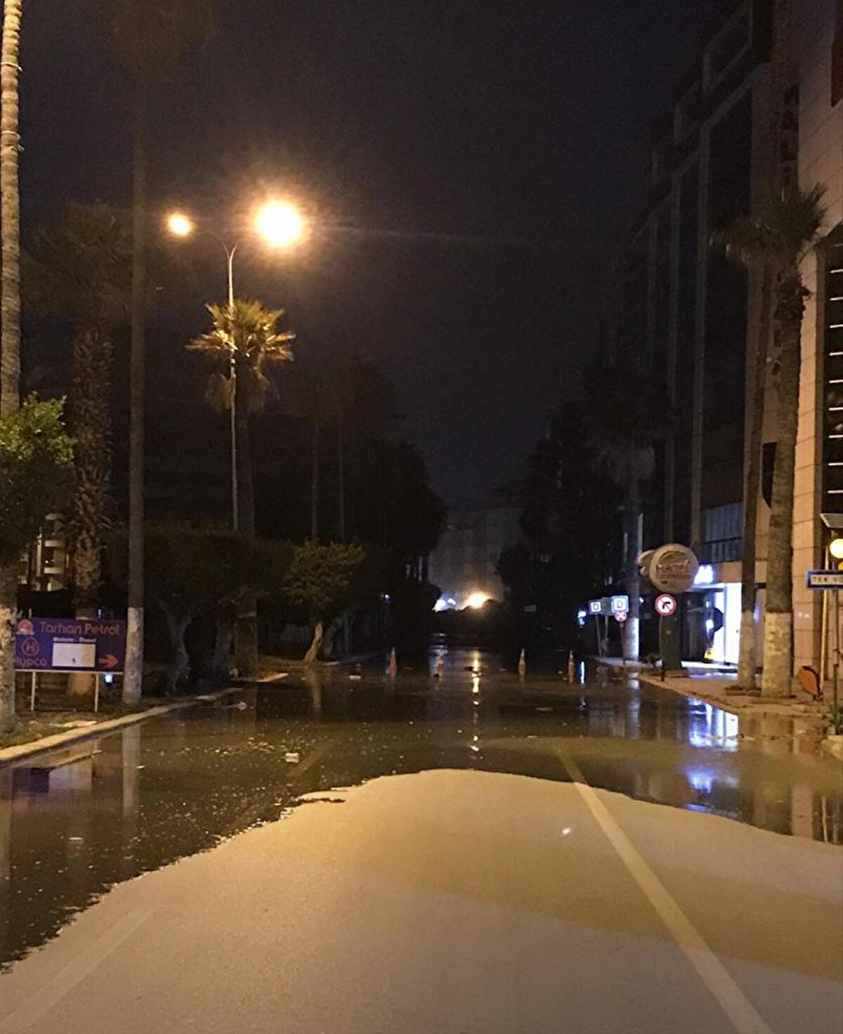 Atatürk Anıt Alanı ve Atatürk Caddesi su altında kalırken, yakındaki sokaklarda da olumsuzluklar yaşandı.