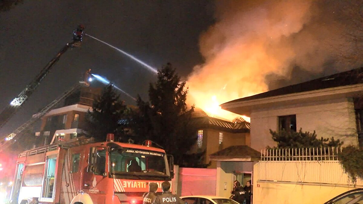 Yangın, saat 02.30 sıralarında Güzeltepe Mahallesi, Çamlıktepe Caddesi üzerinde bulunan 2 katlı binada meydana geldi.