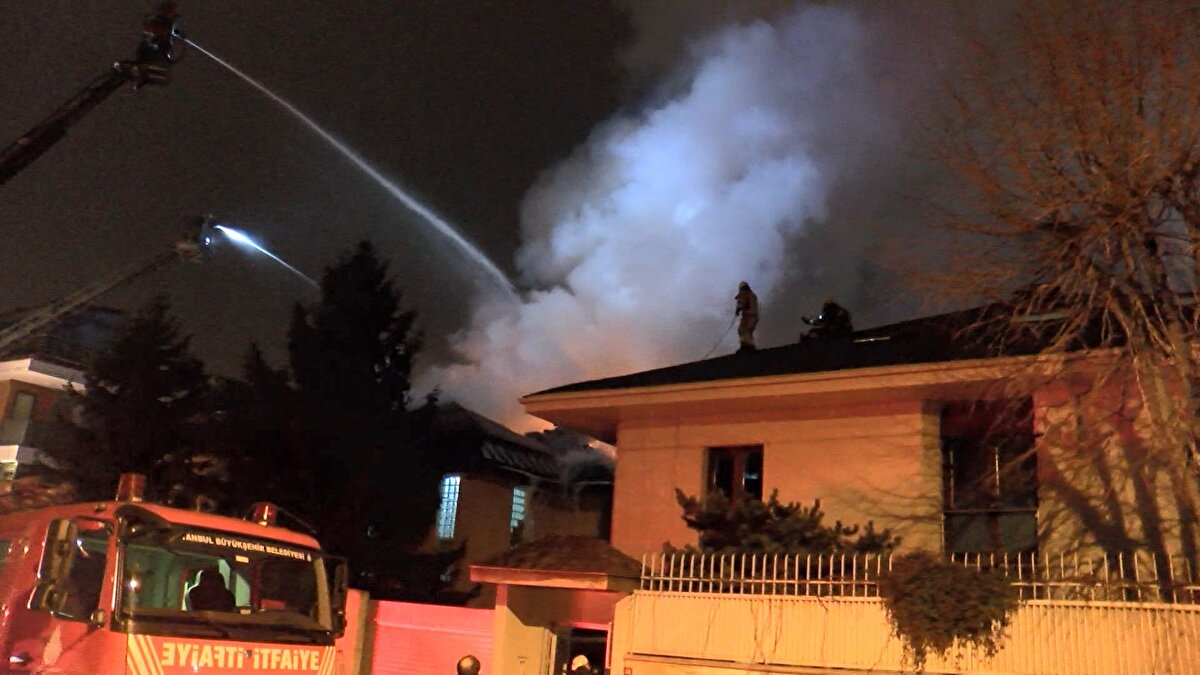 İddiaya göre binanın ikinci katında başlayan yangın kısa sürede çatıya sıçradı. Haber verilmesi üzerine olay yerine itfaiye, polis ve sağlık ekipleri sevk edildi.