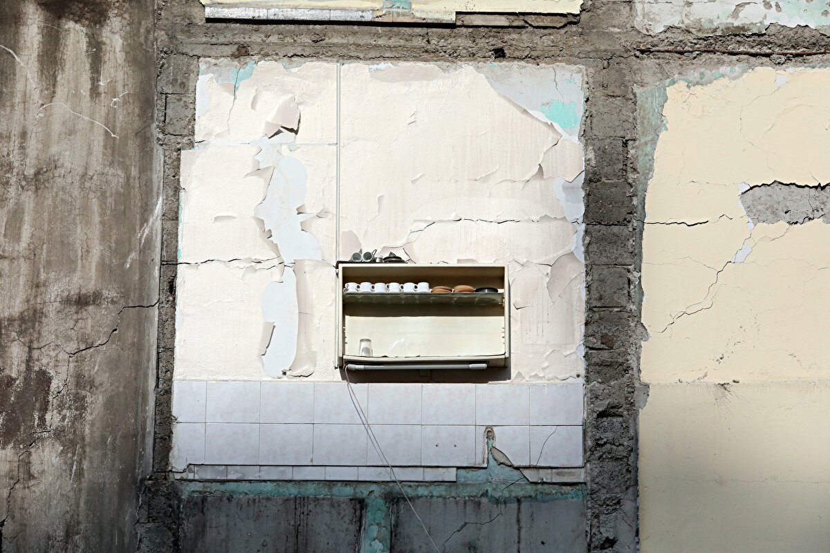 Bina rafına fincanlar asılı kaldı <br>Kahramanmaraş'ın Trabzon caddesinde enkaza dönen yapının yan duvarının inşa edilmedi. <br><br>