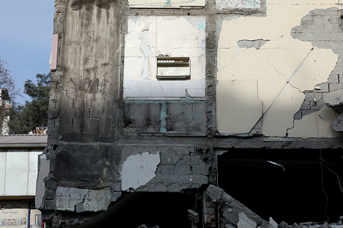 Enkaz kaldırma sürüyor <br>Arama kurtarma çalışmalarının sonlandığı deprem bölgelerinde enkaz kaldırma işlemleri sürüyor. <br><br>Enkaza dönen şehirlerde binlerce bina yerle bir oldu.<br><br>Yıkılan binaların ardından hasar tespit çalışmaları başladı.