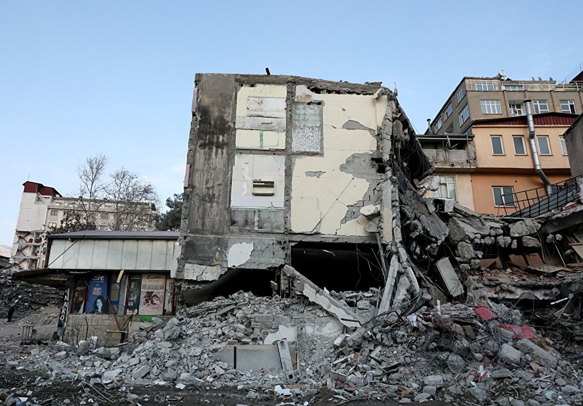 Kahramanmaraş merkezli depremlerin ardından 1 ay geçti. <br><br>Yıkıcı depremler 11 ili enkaza çevirdi. <br><br>Binlerce vatandaş ağır hasar alan evlerini terk etmek zorunda kaldı.