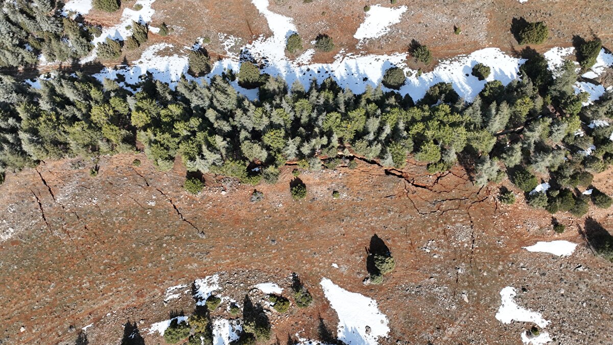 Bilindiği gibi 20 Şubat tarihinde de Antakya fayı üzerinde 6,4 büyüklüğünde bir deprem daha meydana geldi. Kısacası 15 gün içinde 6 fay parçası kırılmış oldu."