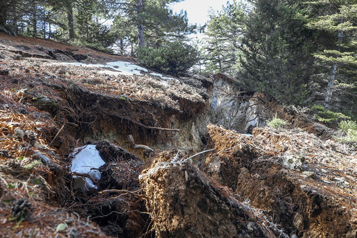 AA muhabirinin telefonla görüştüğü İzmir Dokuz Eylül Üniversitesi Deprem Araştırma ve Uygulama Merkezi Müdürü ve Jeoloji Mühendisliği Bölümü Öğretim Üyesi Prof. Dr. Hasan Sözbilir ise Kahramanmaraş ve Hatay'daki depremler sonucu yüzey kırıkları oluştuğunu anımsattı.<br><br>