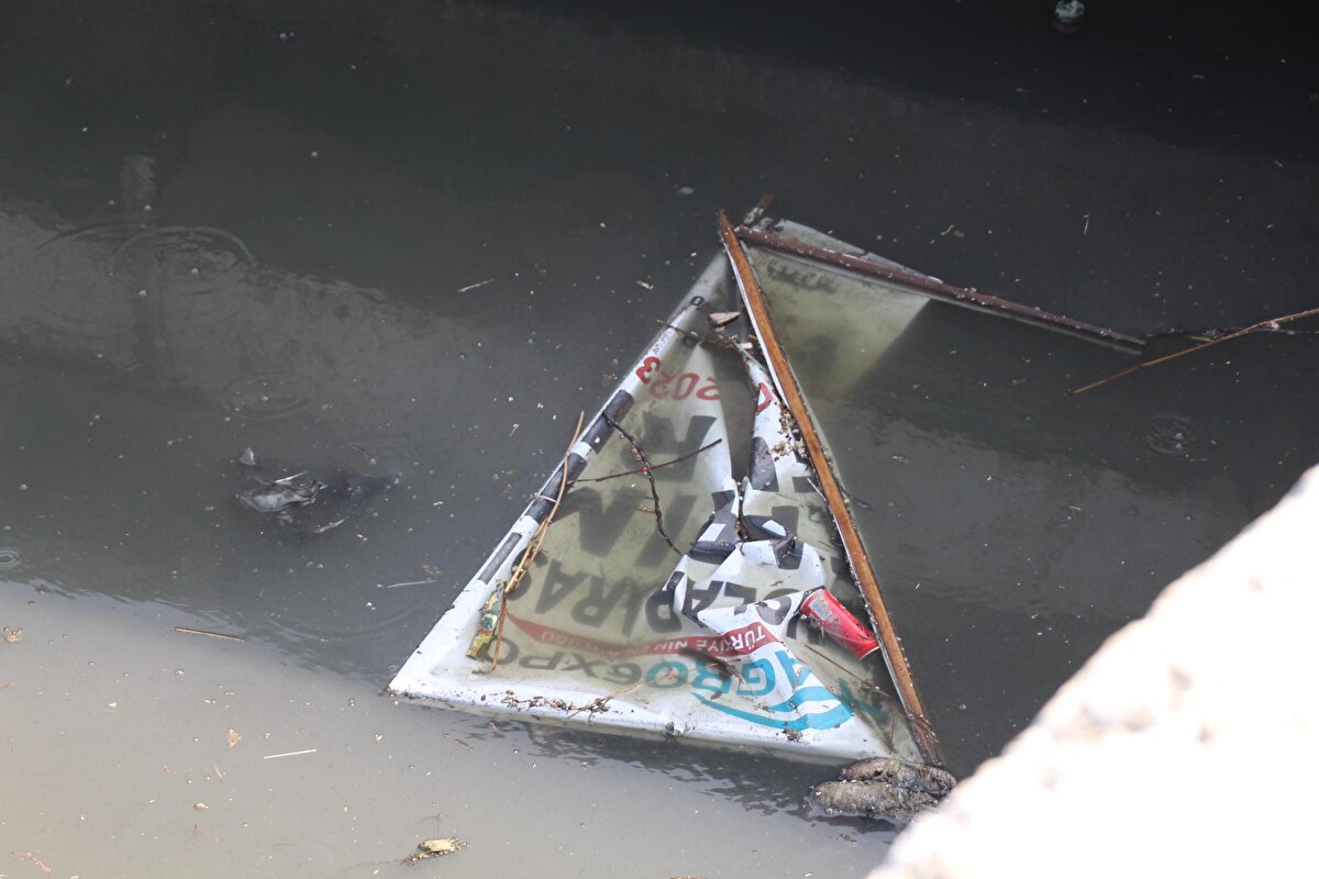 'KÖRFEZİ İYİ KULLANABİLİRSEK 10 MİLYAR DOLARLIK YILLIK EK GELİRİMİZ OLUR'<br>İzmir Körfezi'ne dökülen 15'e yakın büyük dere olduğunu kaydeden Prof. Dr. Yaşar, dere yakınlarına kurulu fabrika atıkları için ortak bir karar alınıp, uygulanmasının önemini vurguladı. Prof. Dr. Yaşar, "Sanayi odası, ticaret odası, belediye yetkilileri, valilik hep birlikte masaya oturup, fabrika atıklarının arıtılması konusunda karar almalı. 2002'de kuşaklama projesiyle meşhur Çiğli Arıtma Tesisi bitince 2004'e kadar körfezimiz mavileşti. Körfez şahane oldu, körfezde yüzme umudu doğdu ama rahmetli belediye başkanı Ahmet Piriştina ölünce her şey yeniden eski haline dönmeye başladı. Çünkü fabrikalar tekrar atıklarını atmaya başladı. Körfezi iyi kullanabilirsek yıllık en az 8-10 milyar dolarlık ek gelirimiz olur ama öncelikle körfezi temizlememiz gerekiyor" ifadelerini kullandı.