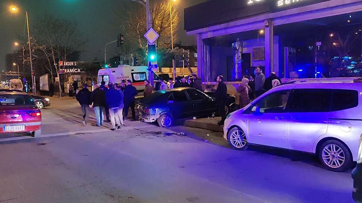 Taksinin şoförü Kadir Virdil, "Yeşil ışıktan geçiyordum, arkadaş diğer yoldan çok hızlı bir şekilde geliyordu, fark ettim geldiğini, durdum. Bana vurdu. Çok hızlı olduğu için aracıyla oraya döndü. Çoluğu çocuğu arabadaydı. Kendisi de ifade etti zaten kırmızıda geçtiğini. Ambulans çağırdım, ağır yaralı yok ama ambulanslar yaralıları hastaneye götürdüler" dedi.