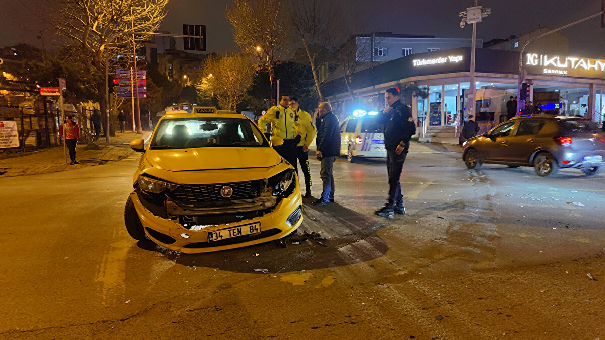 Aşırı hızla ilerlediği ileri sürülen 34 SZG 45 plakalı otomobil, sürücüsünün kontrolünden çıkarak kavşaktaki <br>34 TEN 84 plakalı taksiye çarptı.