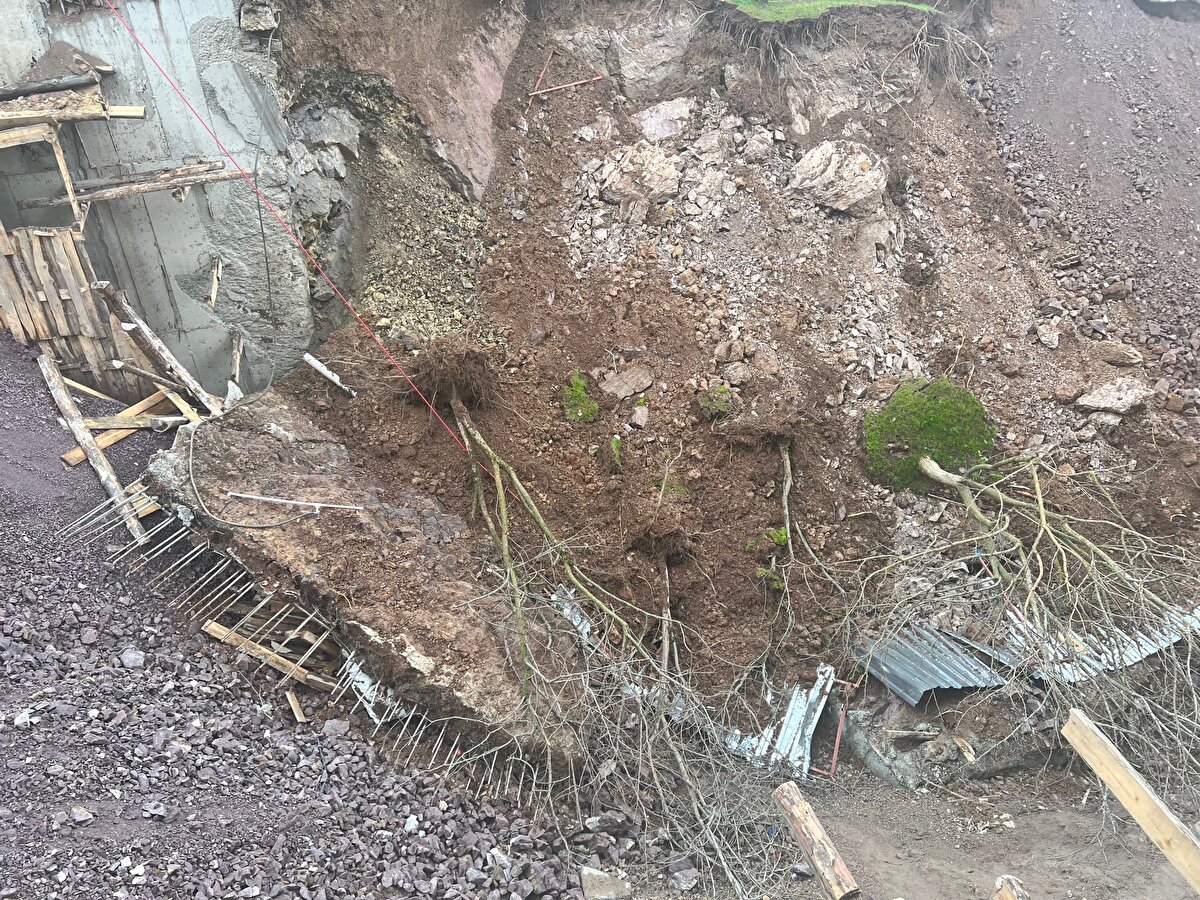 "DEPREMDEN KORKARKEN BUNU YAŞADIK"<br>Müstakil evde oturan Aynur İrkli, "Evde 5 torunum vardı. Gece saat 04.00'de bir uğultuyla uyandık. Kapıyı açtığında her yerin döküldüğünü gördüm. Daha önce uyarmıştık. Buranın yıkılacağı belliydi ama hiçbir önlem alınmadı. İstinat duvarı yapmış incecik. Duvarla birlikte bahçemiz, ağaçlarımız gitti. Canımız da gidebilirdi. Bakın evim nerede duruyor. Evde 15 kişi kalıyorduk, şimdi nereye sığacağız. Bu müteahhitin benden alacağı 30 santim bir yerdi. Parasını verelim, burayı satın alalım, bozma bahçemizi dedik. Israrla vermedi. Verseydi belki bunu yaşamayacaktık. Ben evimin eski haline gelmesini istiyorum. Evimizin altından fay hattı geçti. Biz depremden korkarken bunu yaşadık. Hiçbir çocuğumu eve getirmedim, eşya almak için kendim geldim. Bahçeyi dolduracaklarmış, burada oturacakmışız. Mecbur çıkmak zorundayım, artık burada nasıl kalabilirim" diye konuştu.