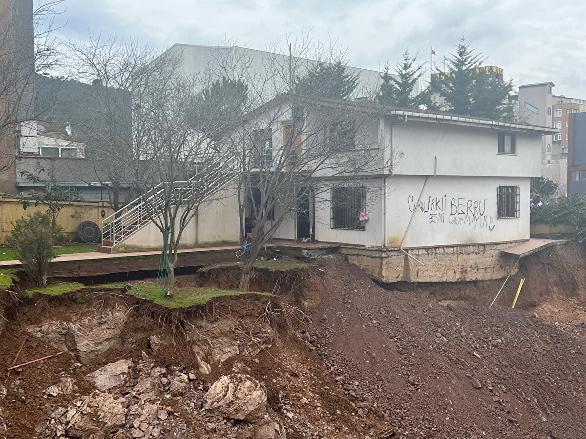 Ataşehir'de dün sabah 05.00 sıralarında, inşaattaki hafriyatın alınması sırasında istinat duvarı çöktü. Duvarla birlikte inşaat alanının bitişiğindeki müstakil evin bahçesinde çöküntü oluştu. Evin bir kısmı boşlukta kaldı. İnşaat alanının diğer yanındaki 5 katlı binada da hasar meydana geldi. Gürültüyle uykularından uyanan mahalle sakinleri panikle dışarı çıktı. Olay yerine polis ve belediye ekipleri sevk edildi. Çöküntüye rağmen inşaat alanındaki çalışmalarının devam ettiği dikkat çekti. Müstakil evde yaşayanlar evlerinden ayrılmak için hazırlanırken, hasar gören binanın sakinleri de evlerinde kalmak istemediklerini söyledi. 