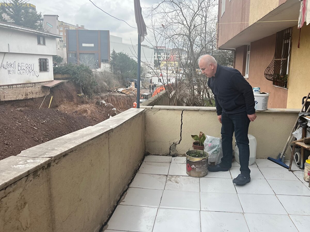 "İNŞAATIN İSTİNAT DUVARININ ANİDEN ÇÖKTÜĞÜNÜ GÖRDÜM."<br>Binada sakinlerinden Ferit Yarız, "Sabah 05.00 gibiydi. Kalktığımızda saclardan hafif bir gürültü geldi. Ben dolu yağıyor zannettim. Camı araladığımda yan tarafımızdaki inşaatın istinat duvarının aniden çöktüğünü gördüm. Çok korkunç bir durumdu. Çocuklar ağlayarak yanıma koştu. Dışarı çıkarıp, karşı tarafa geçtik. Oradaki diğer çocukları da dışarı çıkardık. Binamızın içi hasar almış durumda. Anlatıyorum adamlar kabul etmiyor. Belediye geldi, hiçbir şey söylemeden gitti. Kızım ağlıyor, 'Baba içeri girmek istemiyorum' diyor. Berbat bir durumdayız. Binamız sallanıyor, yıkılacak gibi. Hala da çalışıyorlar, anlamıyorlar. Boydan boya 100-200 metre yarık var. Bize inanmıyorlar. Hiç kimse de dur demiyor" dedi.