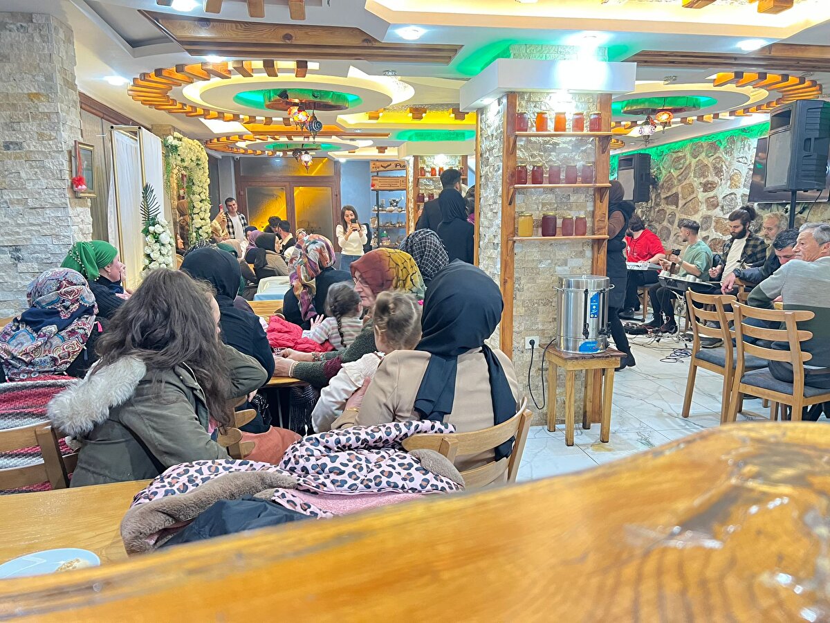 Daha geniş kapsamlı bir düğün yapacaktık ama acımızın büyük olmasından ötürü köylülerle beraber küçük çaplı bir organizasyon yapmaya çalıştık. Güzel bir organizasyon oldu. Çiftimize moral vermiş olduk. Onların bir nebze yüzlerini güldürmek ve yaşanmışlıkları biraz da olsa unutturmak istedik. Hatay'da yaşayamadıkları düğünlerini burada unutmayacakları şekilde yaptık" dedi.