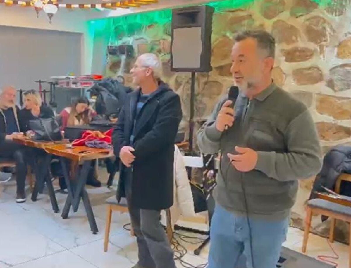 Hatay'da nikahları kıyılan, düğün hazırlıkları yaparken depreme yakalanan çift için konakladıkları otelde düğün yapıldı. Gelinlik ve damatlık giyen çift, tulum eşliğinde girdikleri salonda dans etti. Deprem nedeniyle eğlencenin sınırlı tutulduğu düğünde katılımcılar çifti tebrik etti.