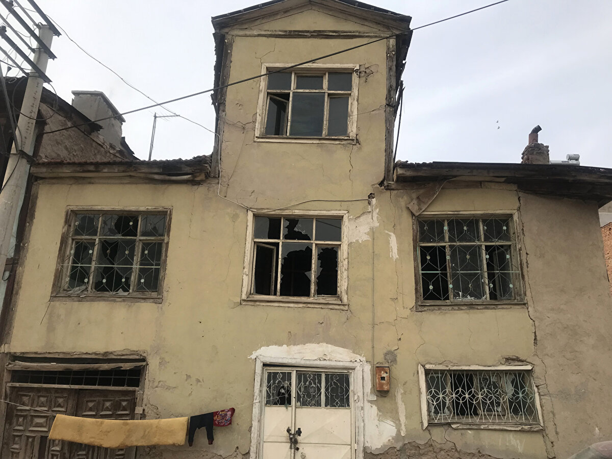 BOLVADİN, CİDDİ RİSK ALTINDA'<br>AKÜ Deprem Uygulama ve Araştırma Merkezi (DUAM) Müdürü Prof. Dr. Çağlar Özkaymak ise bu deformasyonların 6.5 büyüklüğüne kadar deprem üretme potansiyeli olan Bolvadin Fayı üzerinde geliştiğine dikkat çekti. Bölgede 6.8 büyüklüğüne kadar deprem üretme potansiyelleri olan Büyük Karabağ Fayı, Sultandağı Fayı, Yunak Fay Zonu, Işıklar Fay Zonu ve Çobanlar Fay Zonu gibi diri fayların bulunduğunu söyleyen Prof. Dr. Özkaymak, olası bir depremde ilk yıkılacak binaların Bolvadin yerleşim alanı içerisinde, fay üzerinde inşa edilen binalar olacağını vurguladı. Prof. Dr. Özkaymak, Bolvadin Fayı üzerinde yıkıcı deprem olmaksızın gelişen yüzey deformasyonları nedeniyle başta Dipevler köyü olmak üzere bölgede çok sayıda hasar görmüş bina bulunduğunu söyledi. Yıkıcı bir depremde Bolvadin'in ciddi risk altında olduğunu anlatan Prof. Dr. Özkaymak, gerekli tedbirlerin ivedilikle alınması gerektiğine dikkati çekti.