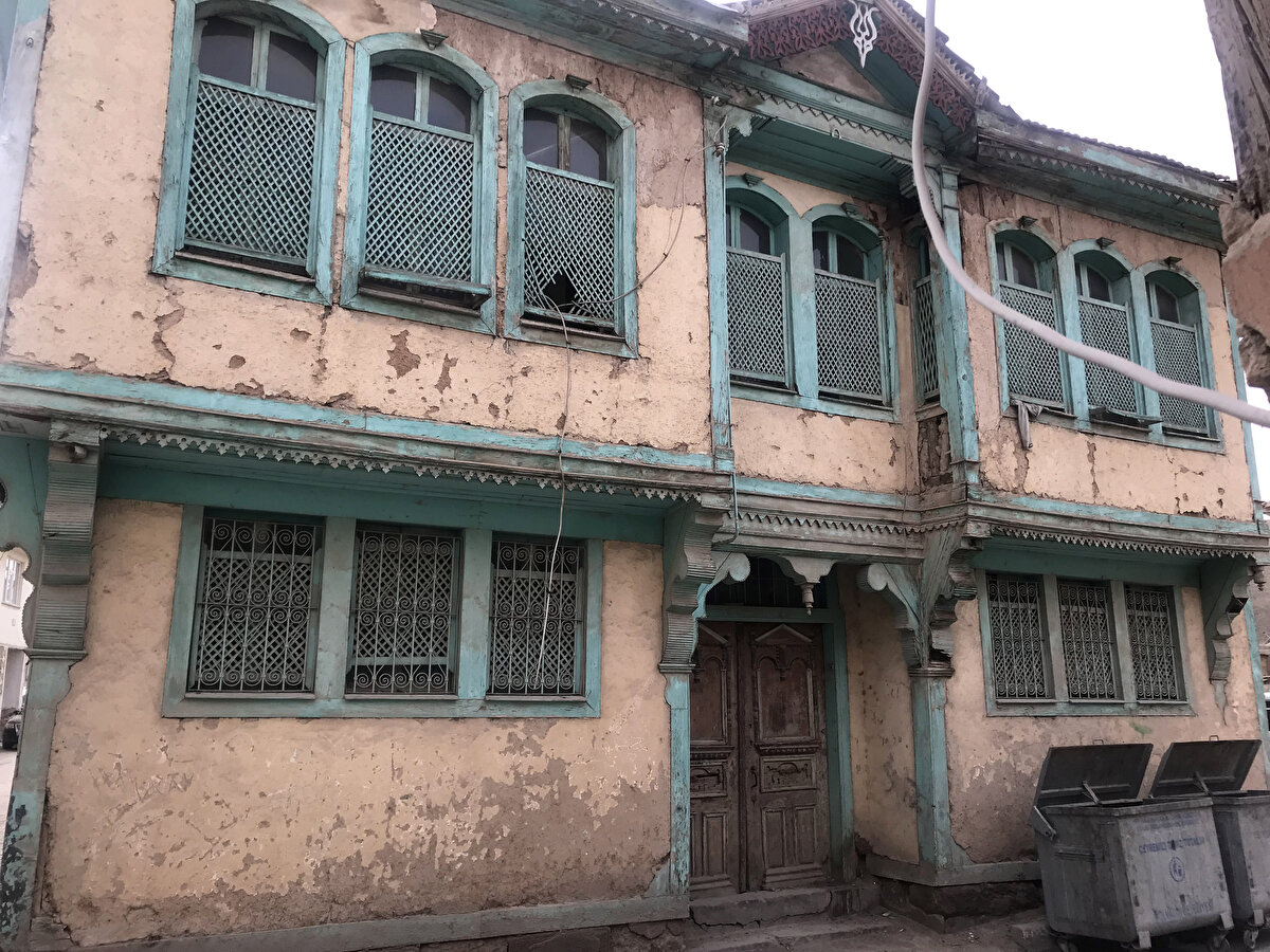 DEPREM ÜRETME POTANSİYELİ OLAN BİR FAY'<br>Bolvadin Fayı'nın hemen güneyinde 3 Şubat 2002 tarihinde 6.3 ve 6.0 büyüklüğünde yıkıcı depremler meydana geldiğini hatırlatan Prof. Dr. Özkaymak, "Bolvadin Fayı üzerinde meydana gelen deformasyonları, AKÜ DUAM Müdür Yardımcısı Prof. Dr. İbrahim Tiryakioğlu ile beraber yaklaşık 10 yıldır takip edip, inceliyoruz. Afyon Akşehir grabeni içerisinde bizim yaptığımız çalışmalara göre; Bolvadin Fayı, kuzeydoğu-güneybatı uzanımlı, yaklaşık 16 kilometre uzunluğunda, eğim atımlı normal bir fay. Bu fay, uzunluğuna bağlı olarak 6.5 büyüklüğüne kadar deprem üretme potansiyeli olan bir faydır. Bolvadin Fayı, kuzeydoğuda dağlık alan içerisinde devam eder, Dipevler'in altından geçerek Kale Mahallesi'nde yeni mezarlık güneyinden Bolvadin yerleşim alanına girer ve bu noktadan sonra birkaç kola ayrılarak çatallanır. En güneydeki kol, mezarlık üzerinden Akçan Parkı'na, oradan da Bolvadin- Çay kara yolunu keserek, ova içerisine doğru devam eder. Kuzey kolun uzanımı ise Bolvadin kent merkezine doğrudur. Bu fayın hareketleri ile Eber Gölü'nün üzerinde yer aldığı güneydoğu blok, zaman içerisinde çökmektedir" dedi.