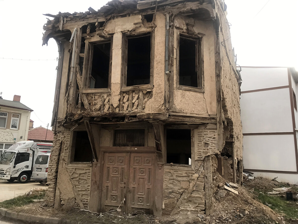 'DUVARLARIM YARILIYOR'<br>İsmail Aykuş, evlerindeki çatlakların gün gün arttığını, hatta bazı bölgelerde yıkımlar yaşandığını söyledi. Aykuş, "Buradan fay hattı geçiyor. Evim depremden zarar gördü, duvarlarım yarılıyor. Yarıklardan böcek ve yılanlar giriyor. Hayvan barınağım depremden zarar gördü. Hayvanlarım içerisinde duramıyor, ailemin ve hayvanlarımın hayatından endişe duyuyorum, korku ve tedirginlikle yaşıyoruz. Yetkililerden çözüm bulmalarını istiyoruz" dedi.