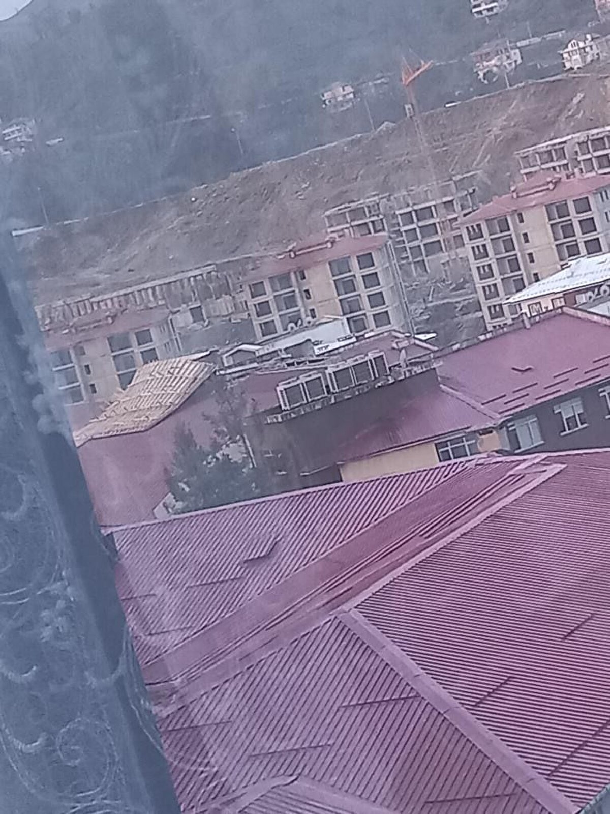 Kuvvetli rüzgar sonucu Recep Tayyip Erdoğan Üniversitesi Meslek Yüksek Okulu çatısının bir kısmı koparak okul bahçesine düştü.<br><br>