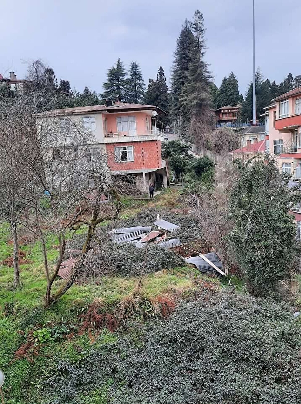 Kara yolları ile belediye ekiplerinin temizlik çalışmasının ardından yol, yeniden trafiğe açıldı. Kalkandere ve Ardeşen ilçelerine bağlı bazı köylerde de çatı kopmalarının olduğu kaydedildi.<br><br>