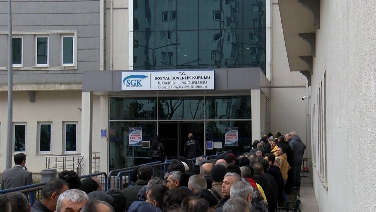 Esenyurt SGK binasının önüne sabah saat 07.00'de geldiğini söyleyen Erdi Öztürk, "Herkes saat 05.00'te gelmiş. Bakalım bize sıra ne zaman gelecek" dedi.  Hüseyin Bayram ise, "Akşam saat 03.00'ten itibaren buradayım. İçeri tam girecektim herkesi dağıttılar. Mağdur oldum şu anda. Gelen herkese iş yerlerine götürmek için kâğıt verdiler. Sonra çıkışlarını almak için tekrar gelecekler" dedi. 