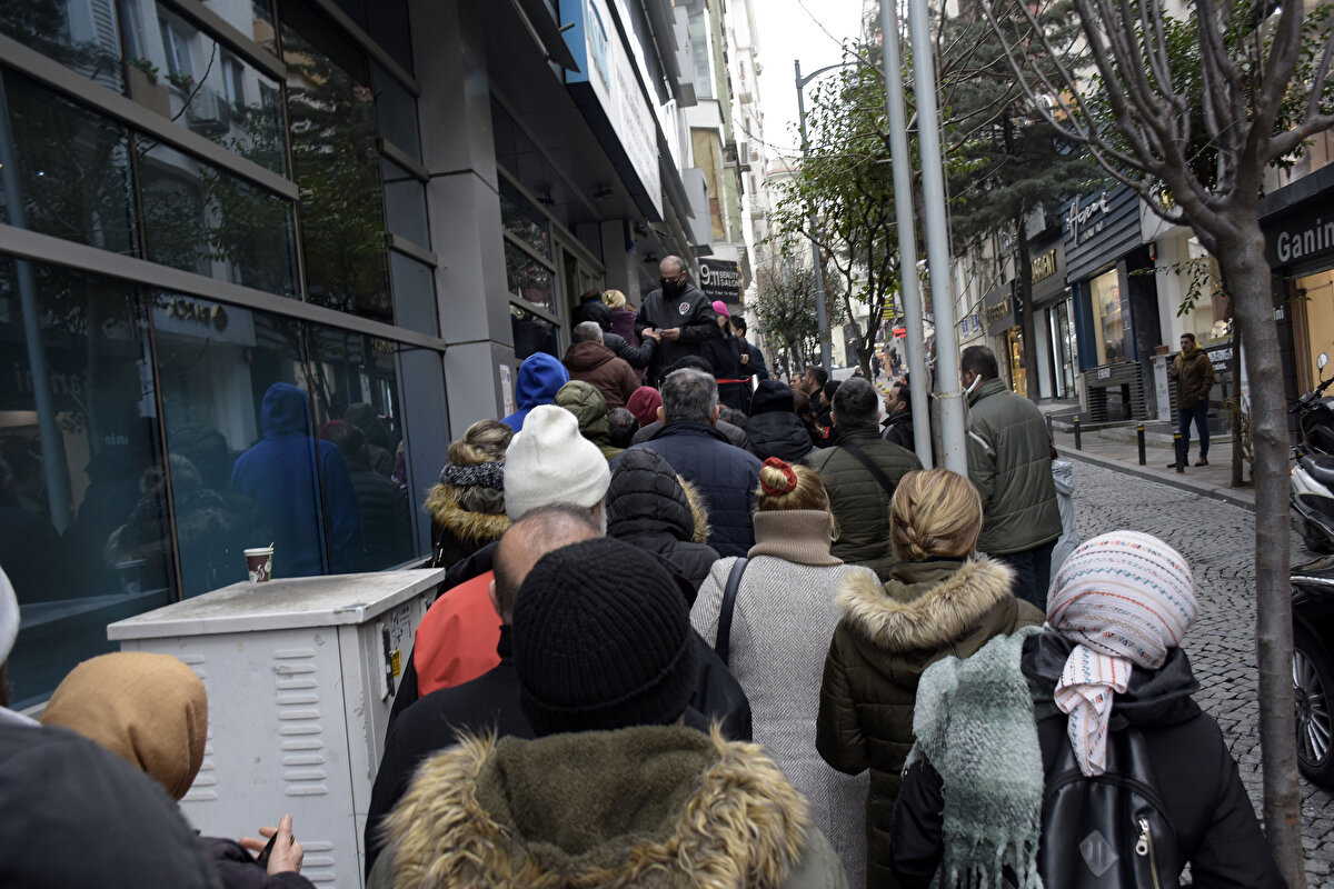 SGK önünde EYT izdihamı