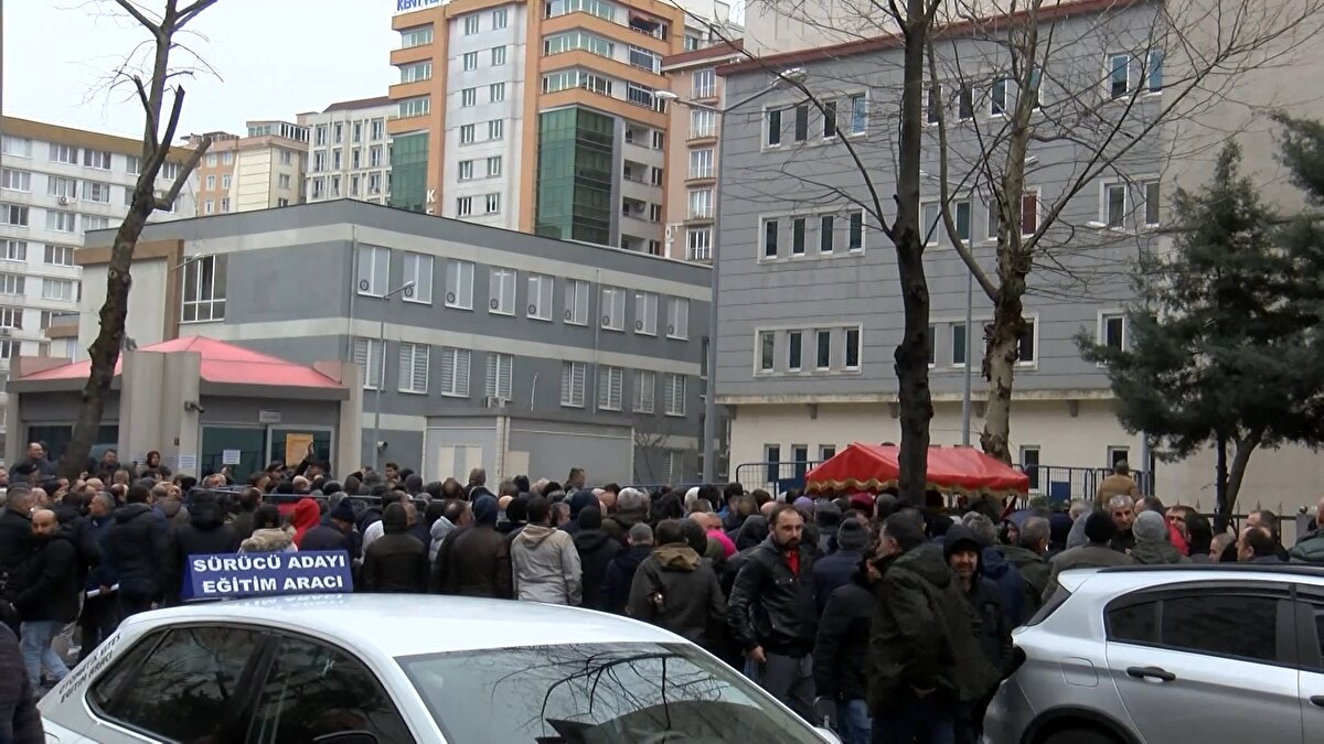  İşlemlerin e-devlet üzerinden yapılabileceği uyarılarına rağmen vatandaşlar, çeşitli aksaklıklar yaşadıklarını belirterek SGK binaları önündeki bekleyişine devam ediyor. Vatandaşlar, Şişli ve Esenyurt SGK binalarının önünde de gece saatlerinden itibaren beklemeye başladı.