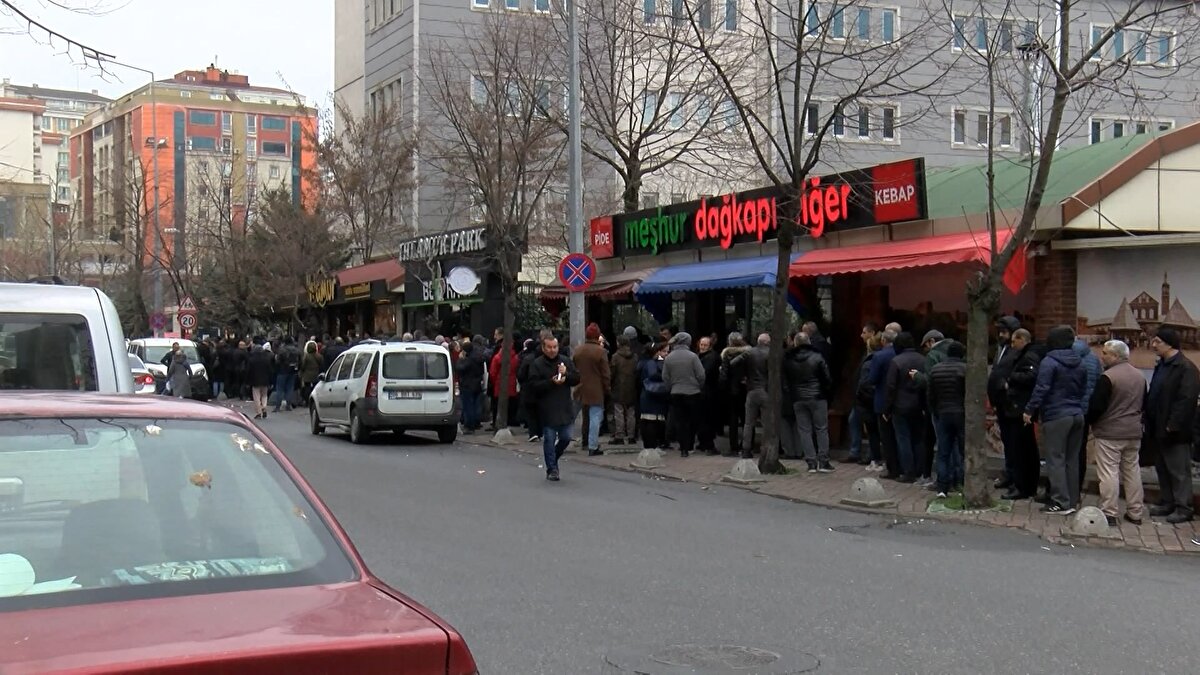 Mehmet Erdoğan ise sürecin nasıl işleyeceği konusunda kurumların net bilgi sahibi olmadığını belirterek "Burada emeklilik için bekliyorum. Diyorlar ki bana; 'İş yerinden çıkış belgesi alacaksınız'. Ben 2019'da çıkış belgesi aldım, sisteme yansımamış. E-devletten 3-4 gündür uğraşıyorum, giremedim. Şu anda sıra bekliyorum. Alo 170'i aradım 'hiçbir sıkıntı yok' dedi. Buraya sabahın köründe geldim sıra bekliyoruz" diye konuştu.