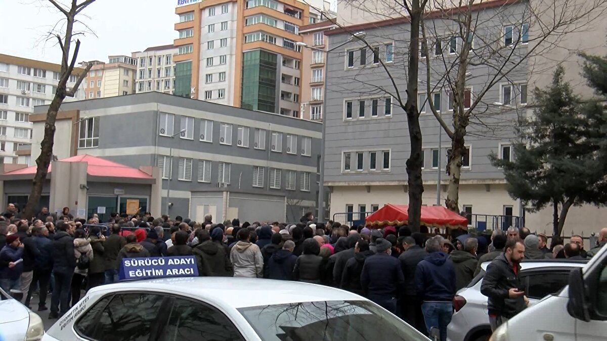 SIRA BEKLEYENLER ARASINDA İZDİHAM<br>Esenyurt'ta ise sıra bekleyenler arasında zaman zaman izdiham yaşandı. Tartışmaların da çıktığı kuyruktakilere polis müdahale ederek olayların büyümesini engelledi. 