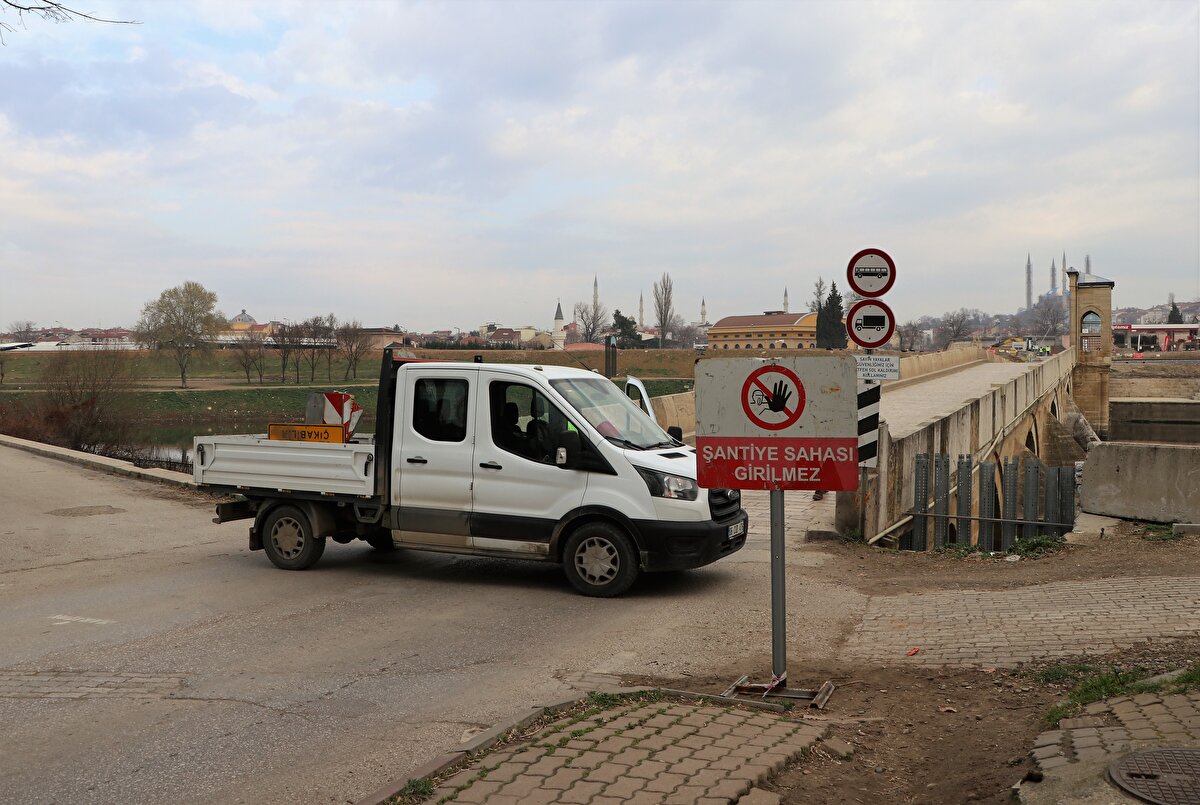 Şehir merkezinden Karaağaç Mahallesi'ne, Karaağaç'tan şehir merkezine gidecek vatandaşlar Dr. Mehmet Müezzinoğlu Köprüsü'nü kullanabilecek.<br>