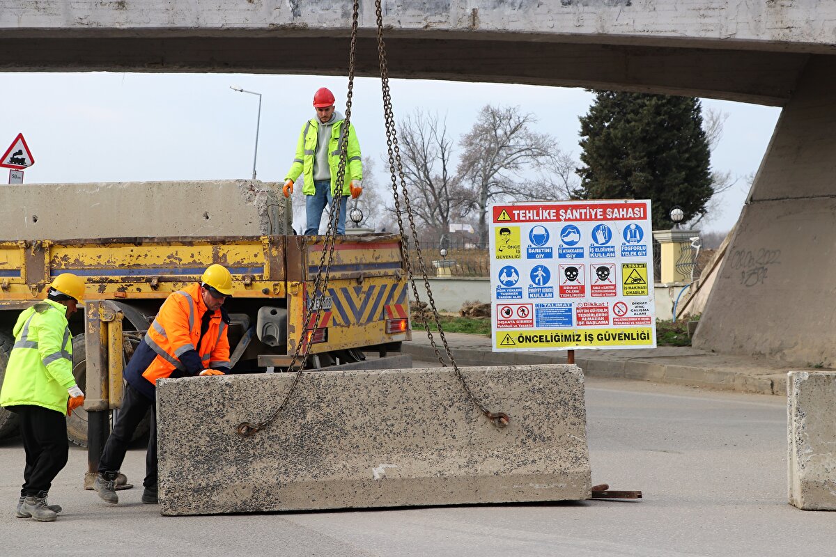 Türkiye'nin Avrupa ülkeleriyle yüksek standartlı demir yolu bağlantısını sağlayacak Halkalı-Kapıkule Demir Yolu Projesi'nin ilk etabı olan 153 kilometrelik Çerkezköy-Kapıkule hattının 2024 yılında tamamlanması hedefleniyor.
