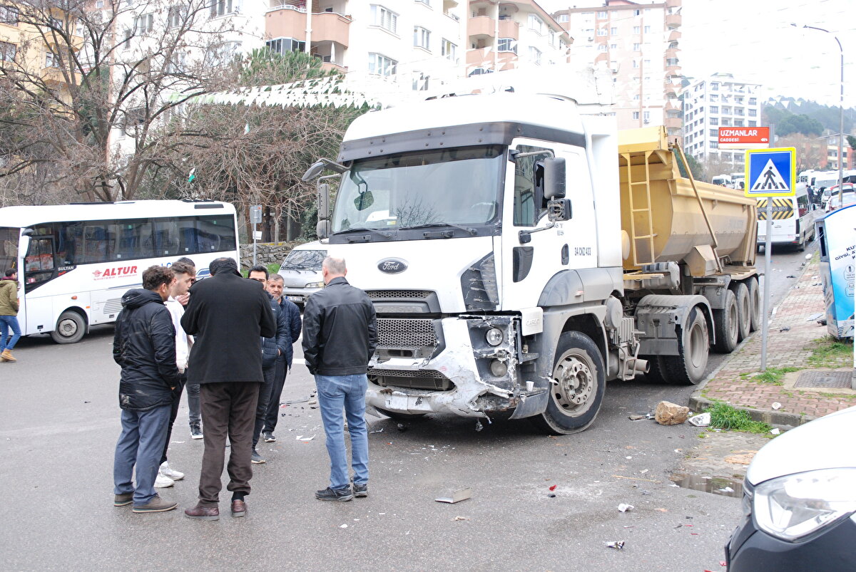Yokuş yukarı çıkan 34 LFH 398 plakalı öğrenci servis minibüsüne çarpan kamyon, daha sonra durmayarak park halindeki 13 araca daha çarptı.