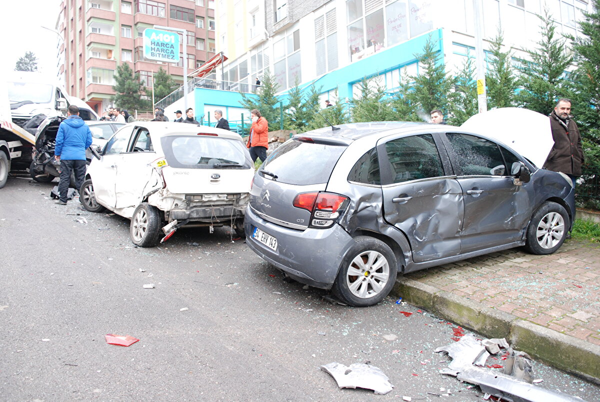Kazada servis minibüsündeki bir öğrenci yarandı. Sağlık ekiplerince ilk müdahalesi yapılan öğrenci, daha sonra hastaneye kaldırıldı.<br>