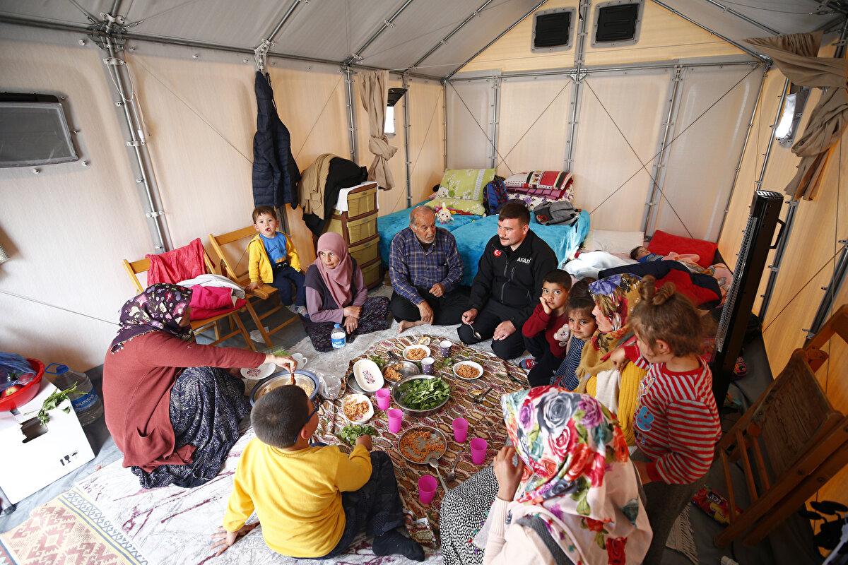 Bu kapsamda ilçede aydınlanma için gereken elektriği üzerindeki güneş panelleri sayesinde kendisi üreten, ısı yalıtım özelliği bulunan 147 çadır kuruldu.<br>