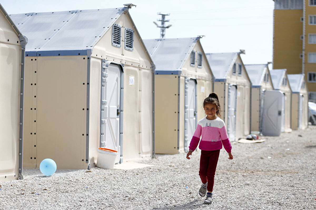 Depremzedelerden Hatice Barutçu, çadırı çok beğendiklerini belirterek, çocuklarının depremden çok korktuğunu, çadırda rahat olduklarını, çocuklarının burada endişelenmeden güzel zaman geçirdiğini ifade etti.