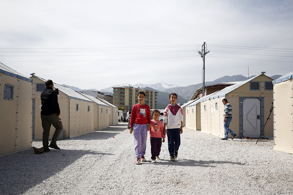 Depremzedelere yardım amacıyla gece gündüz çalıştıklarını ifade eden Acar, "İlk andan itibaren Türk Kızılayımızla beraber koordine sağlayarak yurt dışından bu çadırlarımızın getirilmesini sağladık. Çadırlarımızın kurulmasında da yine Mehmetçiğimiz çok büyük rol üstlendi. Şu anda bu çadırımız, Türkiye'de ilk olma özelliğine sahip. Çadırlarımız konteyner tipi İsveç çadırları" dedi.